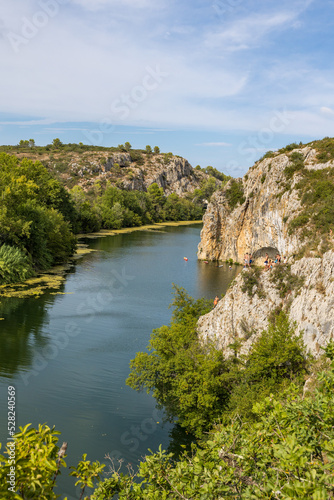 Vue sur un m  andre du Vidourle et la Roque de Saint-S  ri  s en   t  