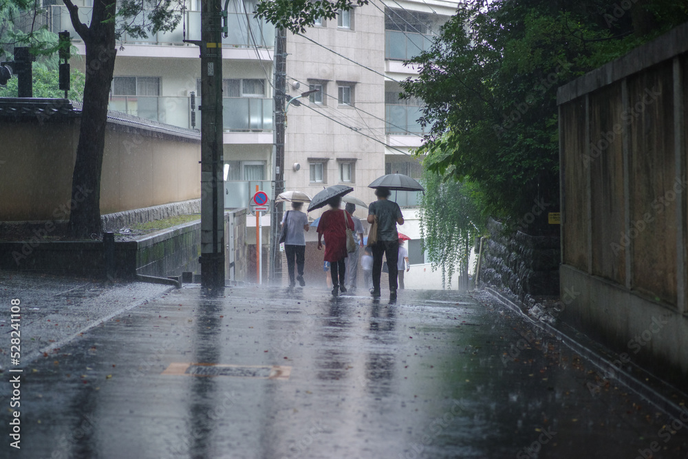 土砂降りの東京の赤坂6丁目の風景