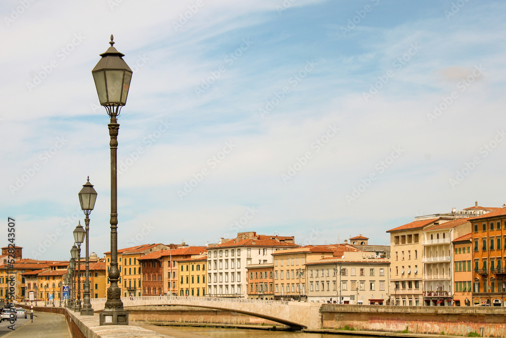 Lampioni sul Lungarno Galileo Galilei di Pisa con facciate medievali e Ponte di mezzo