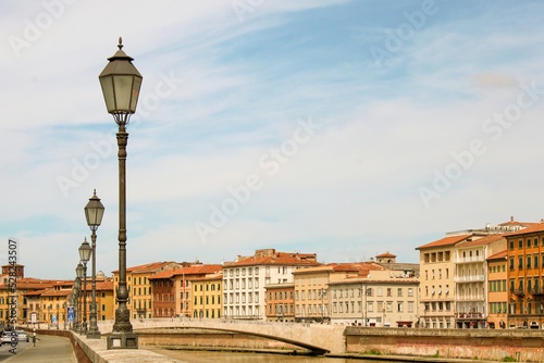 Lampioni sul Lungarno Galileo Galilei di Pisa con facciate medievali e Ponte di mezzo