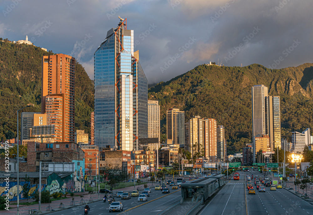 Paisaje urbano en el atardecer de la ciudad de Bogotá, capital del pais Latinoamericano: Colombia.