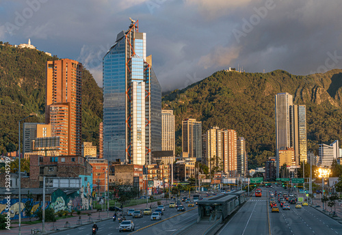 Obraz na płótnie Paisaje urbano en el atardecer de la ciudad de Bogotá, capital del pais Latinoamericano: Colombia. w salonie