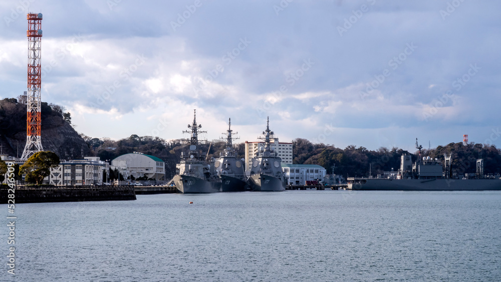 Fototapeta premium 軍艦の見える港