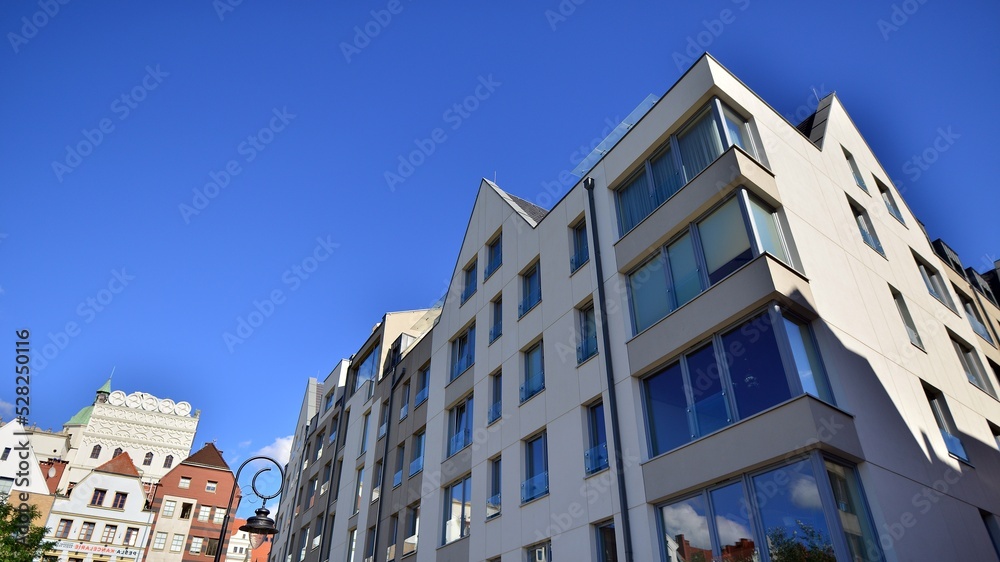 Obraz premium Modern residential building on a sunny day. Apartment house.