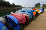 Bateaux en plastique de différentes couleurs rangés le long du canal menant au port de plaisance de Vannes en Bretagne