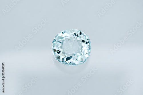 Foto Genuine light blue aquamarine gemstone setting ready for making jewelry