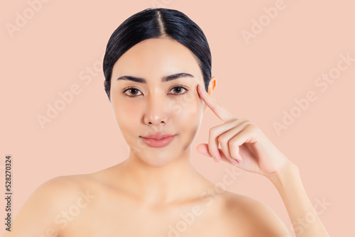 Schilderij op canvas Beauty asian woman picking corner of her eye Beautiful girl get anti age treatme