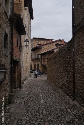 Balade touristique dans un beau village historique, balade et découverte, sous un ciel gris, nuageux et sombre, à Briones