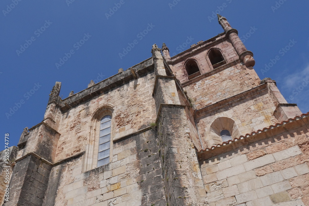 Eglise d'un village espagnol de Galice, de style roman et médiéval, en pierre, site touristique et historique, à Sontana