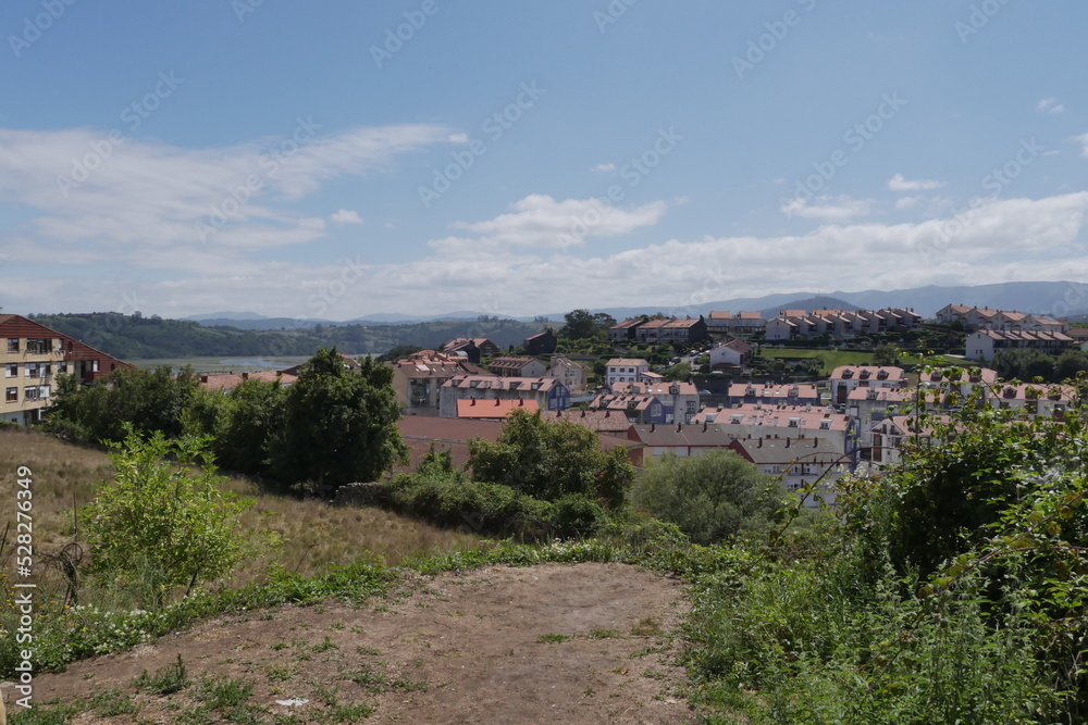 Vue sur l'un des plus beaux villages historiques du nord de l'Espagne, dans la région de galice, maisons en briques oranges et végétation