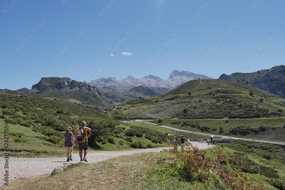 Chemin rocheux ou route à travers les pics de l'Europe, site touristique espagnol, haute montagne et nature vertigineuse, marcheurs
