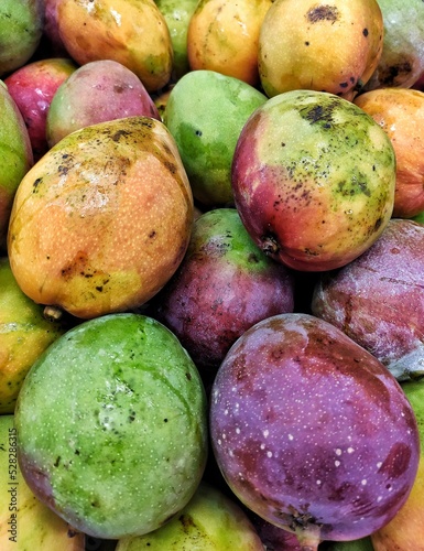 Fresh mango fruit croped texture background wallpaper in a market box 