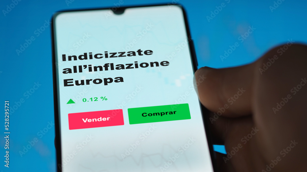 Naklejka premium Un inversor está analizando el indicizzate all’inflazione europa etf fondo en pantalla. Un teléfono muestra los precios del ETF para invertir.