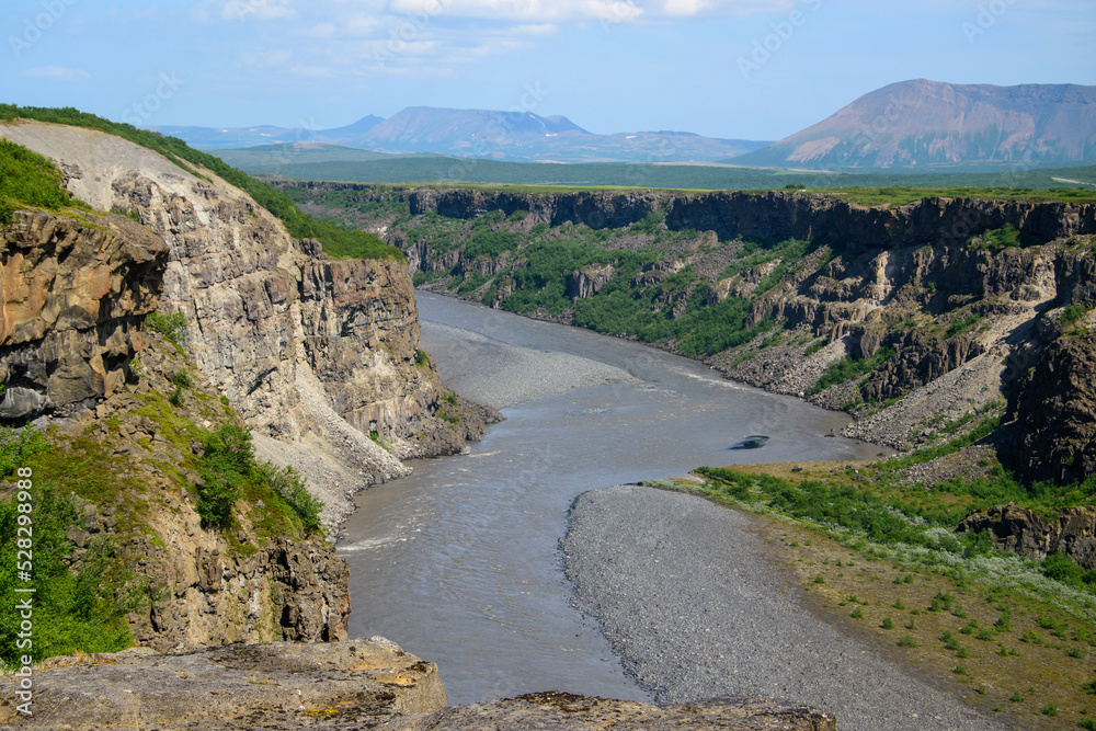 Schlucht vom  Jökulsá á Fjöllum. Dieser Fluss ist mit 206 km Länge der zweitlängste Fluss Islands und entspringt am Gletscher Brúarjökull. Hier ein Canyon in der Nähe von Ásbyrgi.