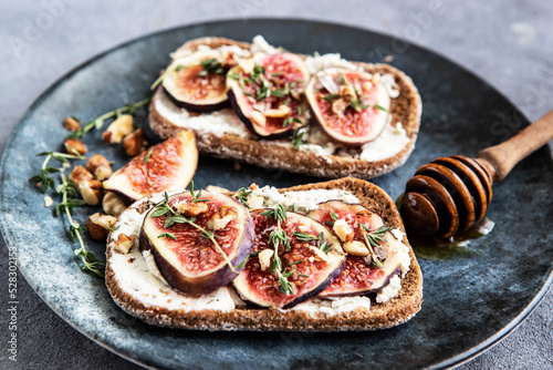 Breakfast with bruschettas with figs and cream cheese