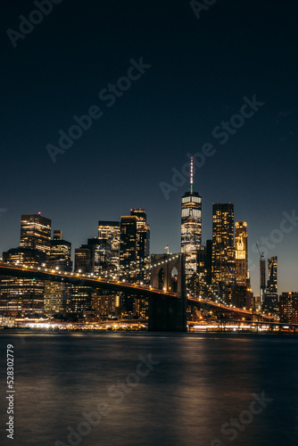 Manhattan Bridge de nuit. Skyline de New York