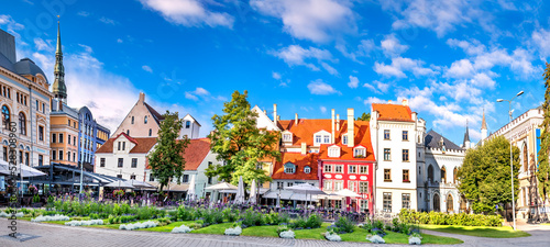 Fotografia Panoramic view on flowered Livu square in center of old Riga with numerous coffee shops and restaurants, Latvia