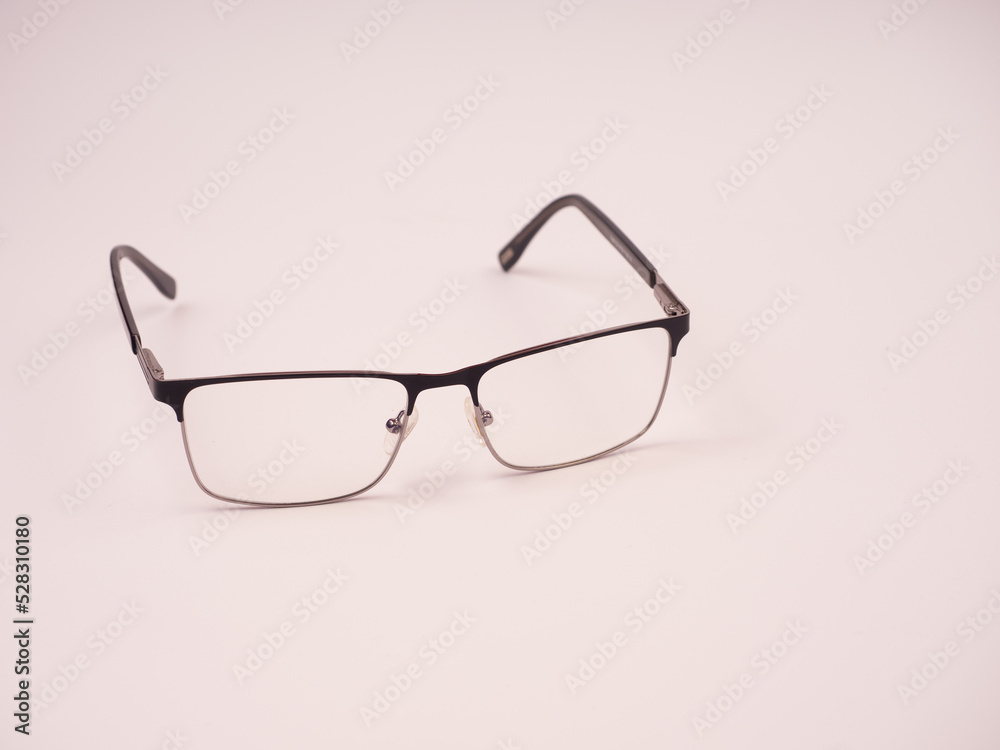 Okulary korekcyjne na białym tle Okulary korekcyjne na białym tle