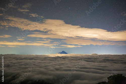 夜の雲海に浮かぶ富士山〜金峰山より