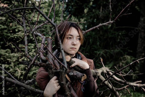 Zbieranie gałęzi w lesie, smutna dziewczyna, zamyślona kobieta, jesienią