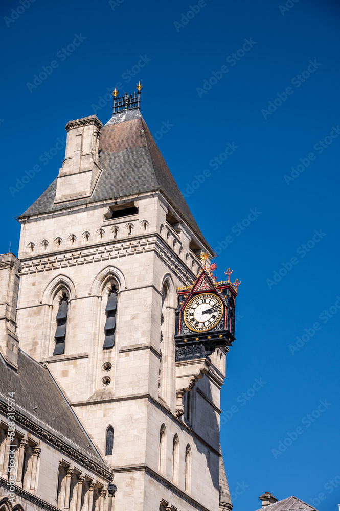 Obraz premium A clock hanging from the side of a building on Fleet Street