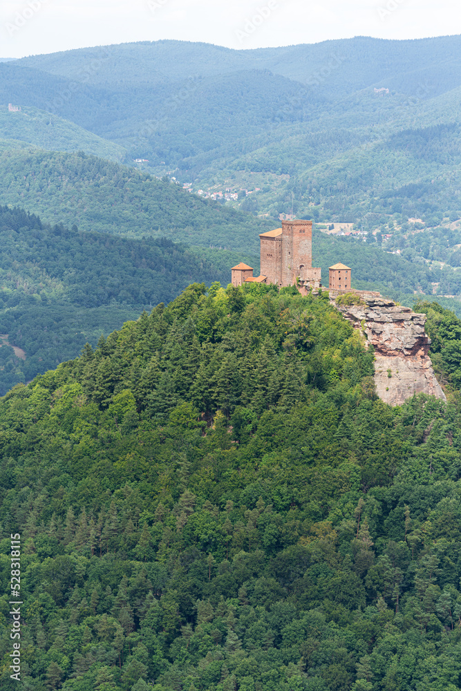 Burg Trifels aus dem Mittelalter in Annweiler am Trifels im Pfälzerwald in Rheinland Pfalz in Deutschland