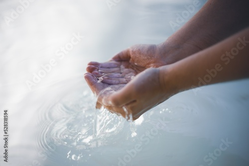 Hände und sauberes Wasser