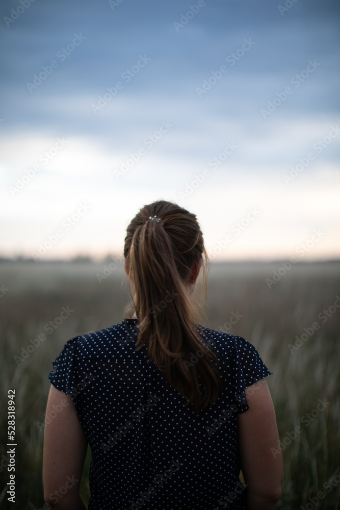 Junge Frau auf Feld Junge Frau auf Feld