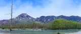 青空バックに見る新緑に包まれた焼岳と梓川のパノラマ情景＠上高地、長野