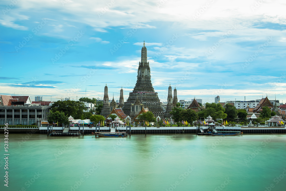 Fototapeta premium The beautiful temple along the Chao Phraya river at Dusk