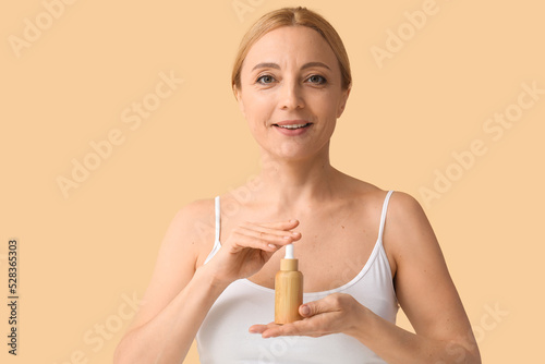 Smiling woman holding natur...