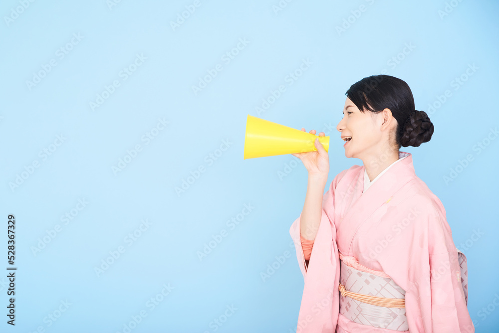 メガホンを持つ着物を着た女性