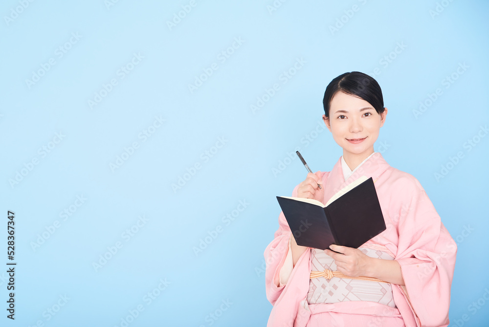 手帳を書く着物を着た女性 手帳を書く着物を着た女性
