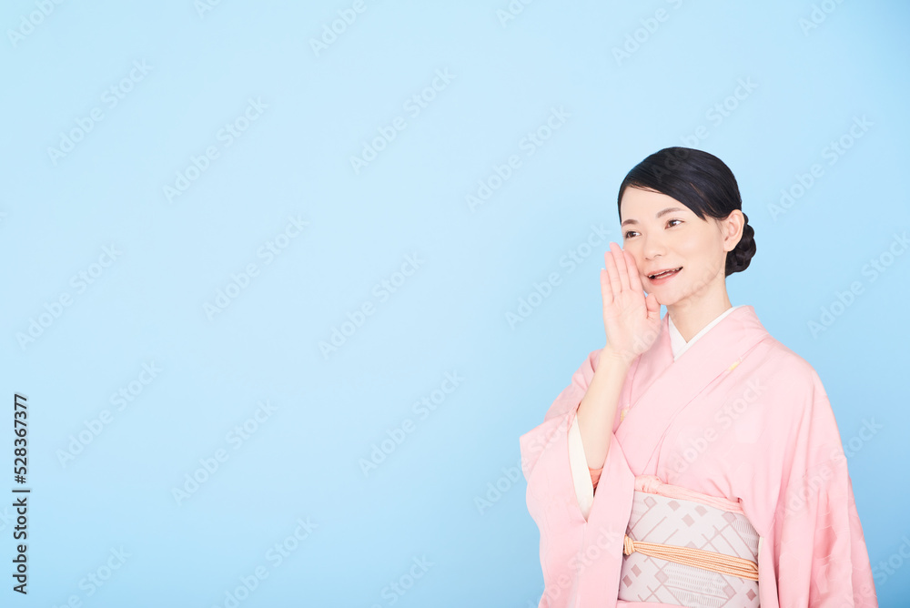 呼びかける着物を着た女性 呼びかける着物を着た女性