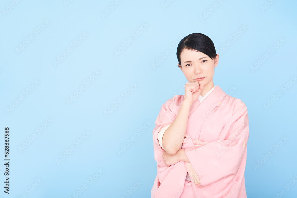 考える着物を着た女性 考える着物を着た女性