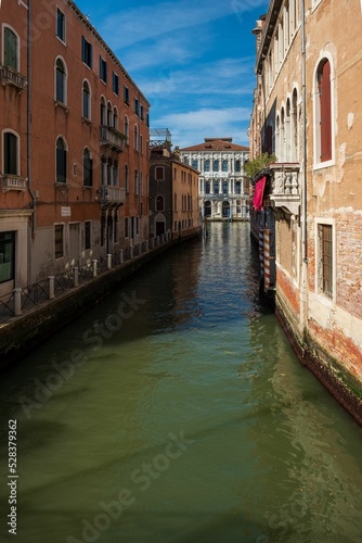 Slika na platnu Vertical shot of the canals in Venice on a sunny day