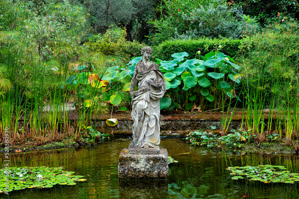 Pool with water lily and statue of woman in the French garden. Jardin ...