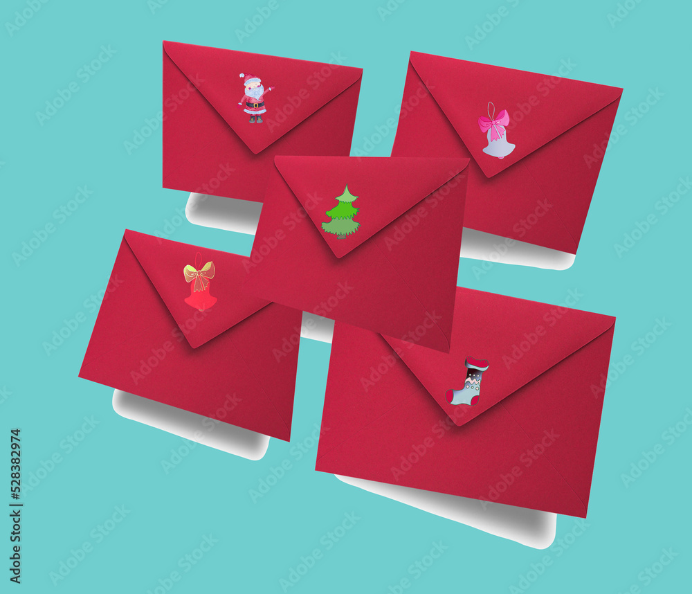 Świąteczne czerwone koperty na niebieskim tle Mikołaj, skarpetki, choinka - obrazy, fototapety, plakaty 