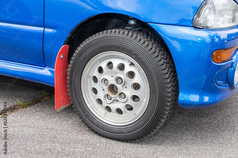 車のタイヤ　ホイール　old  Wheel of the car