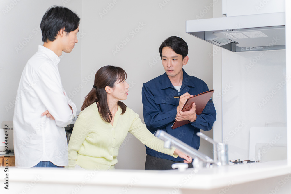 点検する業者と日本人夫婦 点検する業者と日本人夫婦