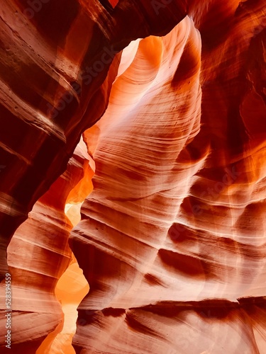 Fotografiet Vertical amazing shot of an inside  view of  Antelope Canyon with sandstones