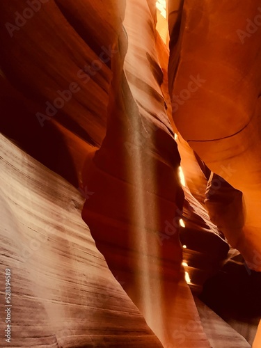 Fotografia Vertical amazing shot of an inside  view of  Antelope Canyon with sandstones and