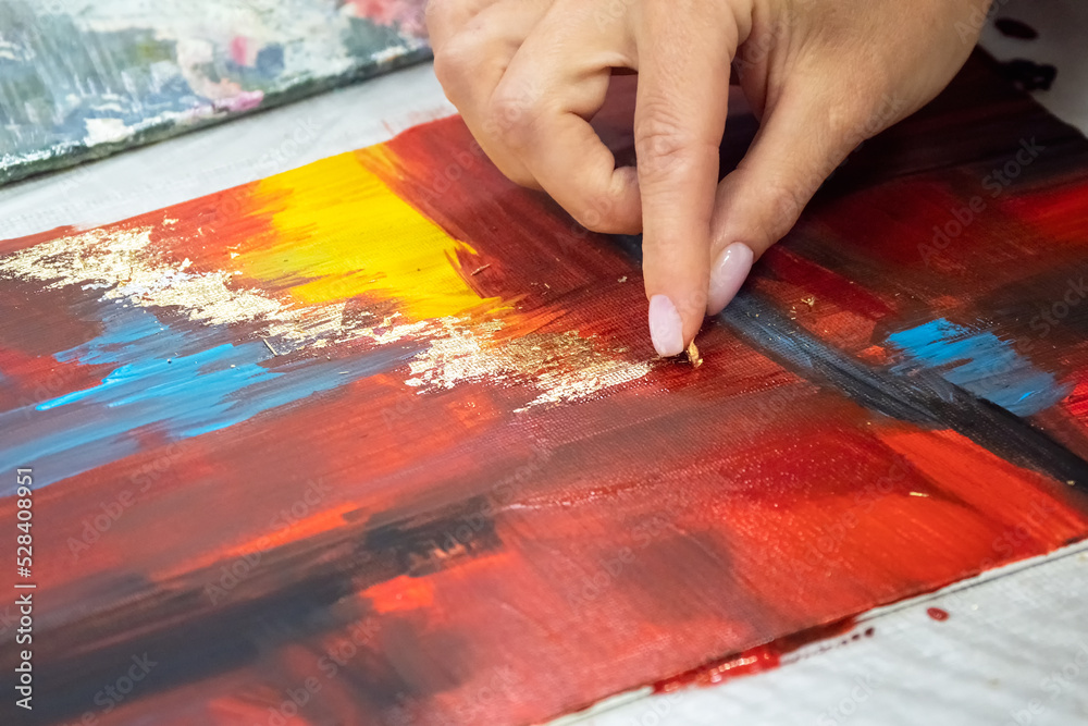 Obraz premium Potal painting technique, applying gold leaf particles to an interior painting.