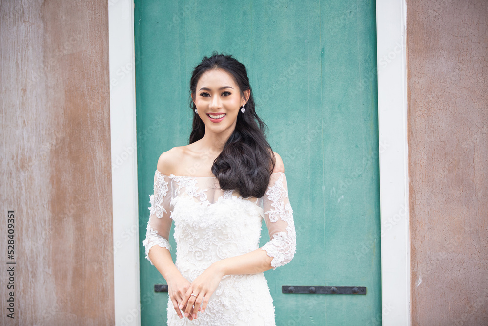 Fototapeta premium Stylish young bride on her wedding day.elegant Bride in a white wedding