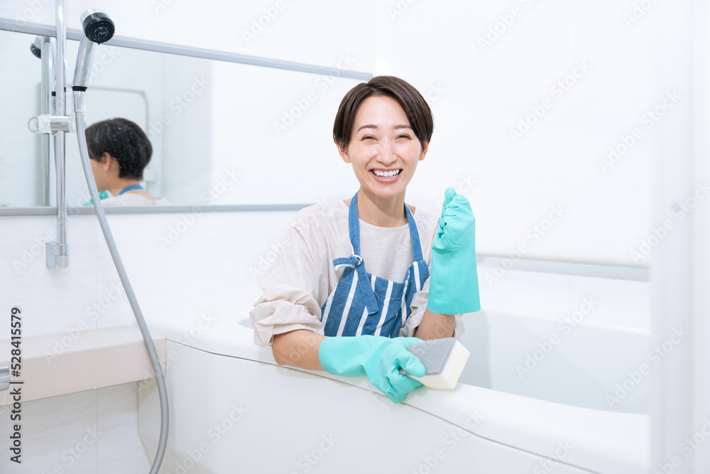 風呂掃除するミドル女性（家事・家事代行・清掃業者・ガッツポーズ・頑張る）