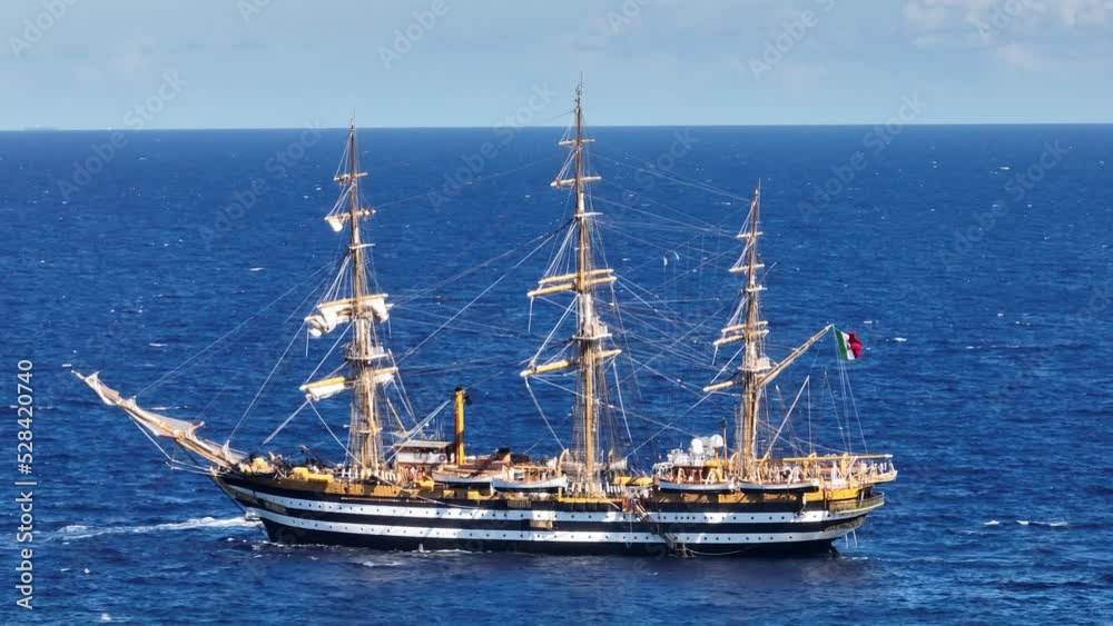 La nave scuola Amerigo Vespucci della Marina Militare Italiana, utilizzata per l'addestramento dei cadetti. Ripresa aerea con drone La nave scuola Amerigo Vespucci della Marina Militare Italiana, utilizzata per l'addestramento dei cadetti. Ripresa aerea con drone