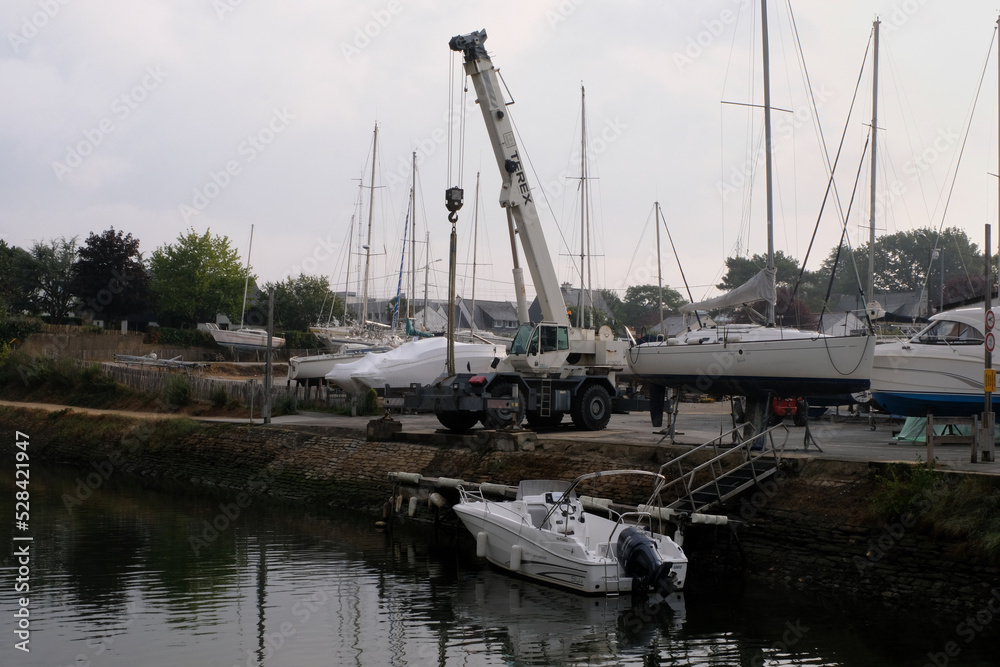 Vannes, France, 2 septembre 2022 : Chantier naval Le Pennec West Yachting Group de Vannes en Bretagne