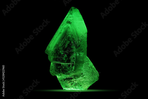 Simulazione di un campione di kryptonite verde, minerale immaginario del mondo dei fumetti. Still life isolato su fondo nero photo