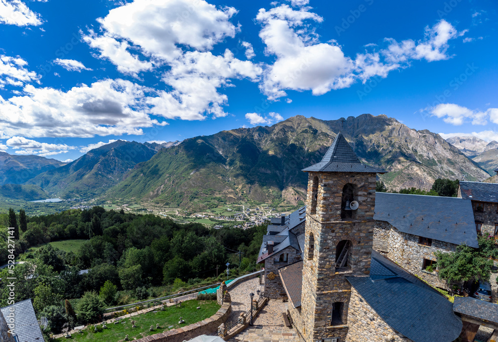 Vista aérea panorámica de la localidad de Cerler (Huesca-Aragón), en el corazón del Pirineo aragonés. 