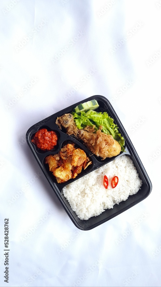 nasi kotak ayam goreng. rice box fried chicken nasi kotak ayam goreng. rice box fried chicken